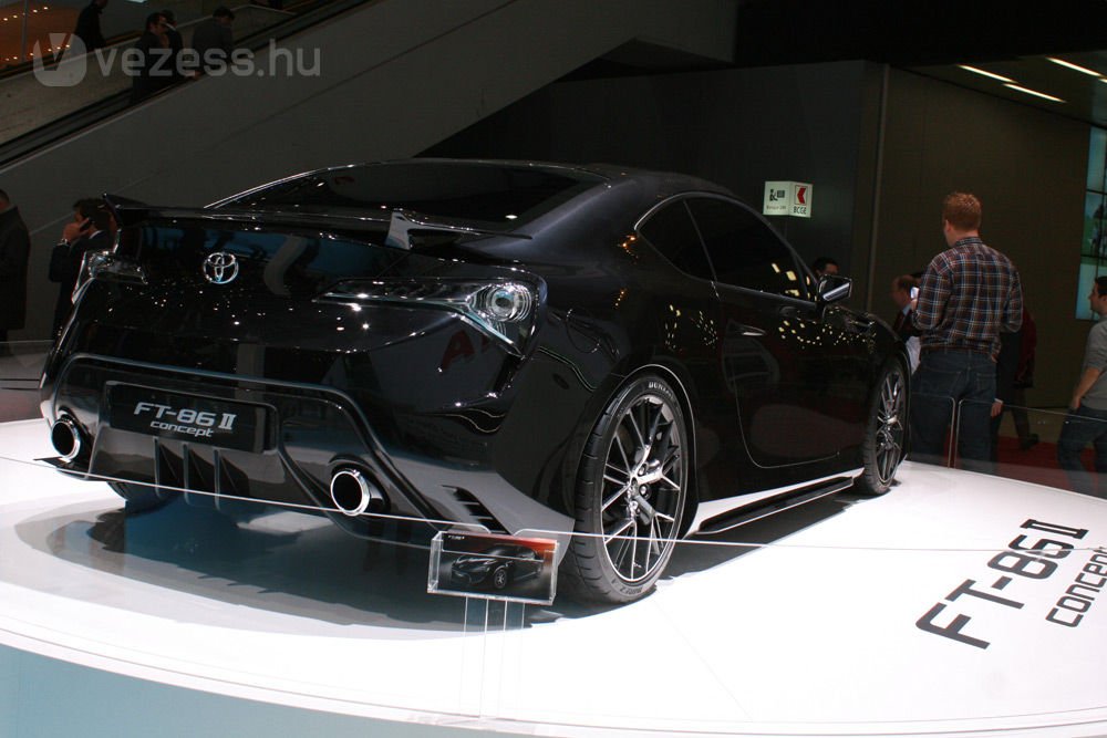 Toyota, és hátul hajt. Várjuk, nagyon.