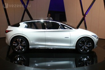 Elöl hajt az Infiniti Etherea