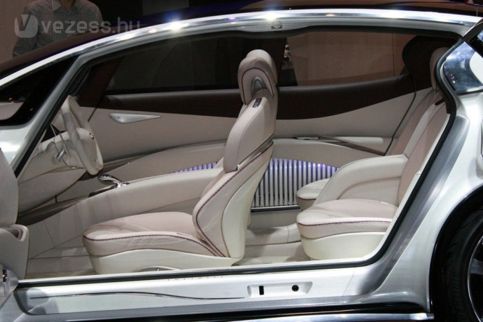 Elöl hajt az Infiniti Etherea 6