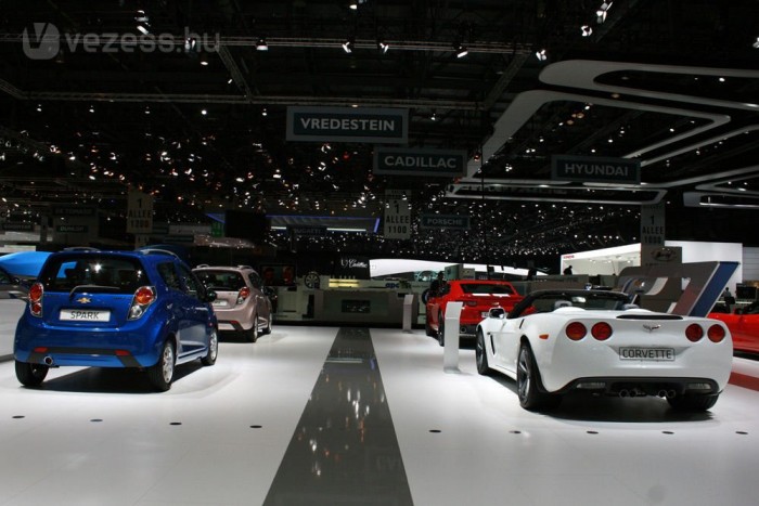 Egymás mellett áll a Spark és a C6-os Corvette. Mindkettő Chevy, de a glóbusz másik tájáról