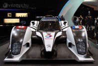 Hangtalanul is suhanhat a Peugeot Le Mans-i 24 órás versenyre szánt autója, a 908 Hybrid4.