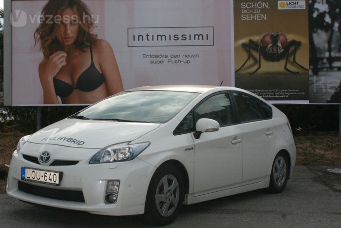 Hibridszűz sofőr a Toyota Priusban 28 Nem egy csajozós gép, de csupán 0,25 a Prius alaktényezője. A légellenállás törvényei határozták meg a formáját, hogy minél kevésbé szennyezze a környezetet