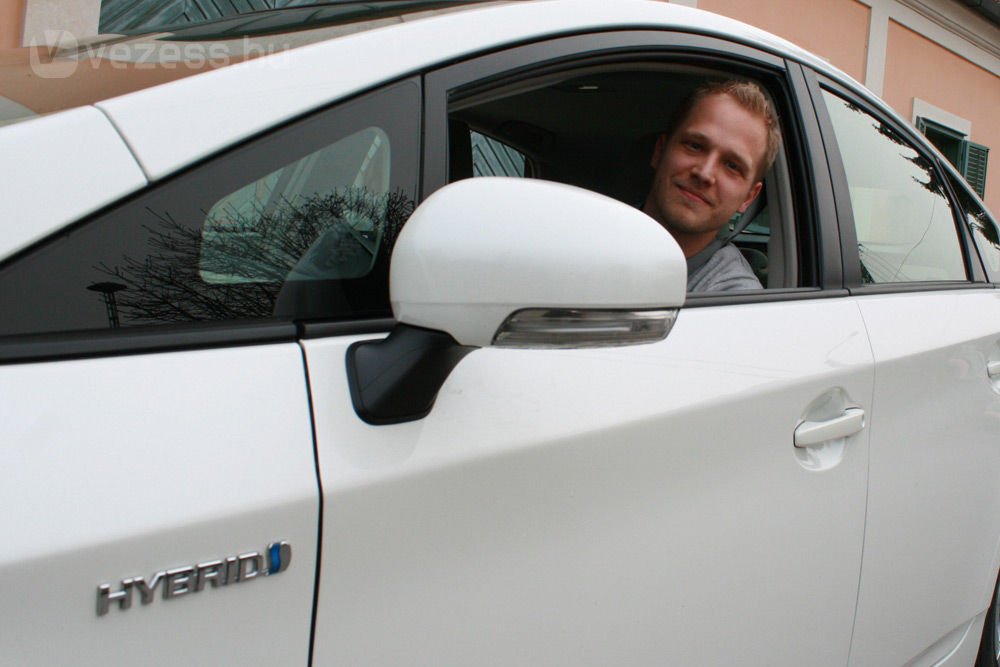 Norbert még soha nem vezetett hibridet, de könnyen boldogult a Priusban. Pont olyan egyszerű vezetni, mint bármilyen automata váltós kocsit