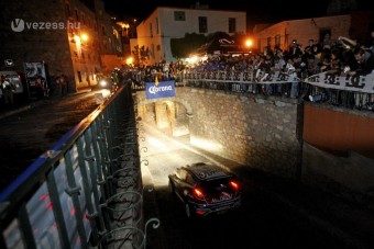 Raliautók a mexikói óvárosban - videó