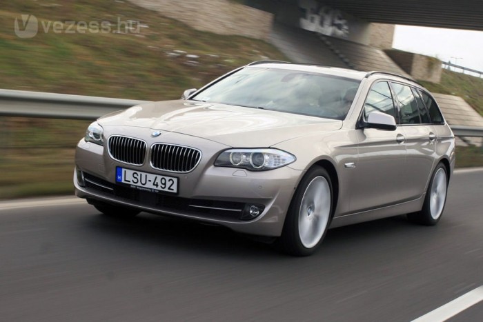 Mit tud egy 25 milliós BMW? 9 Nagyvad. Az 530d eszméletlen gyors autó, 140 felett kezdődik számára az élet. A gázpedál legkisebb érintésére is valószerűtlen gyorsasággal szívja magába a teret