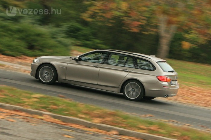 Mit tud egy 25 milliós BMW? 7 Az 530d Touring listaára kézi váltóval 15,7 millió Ft, az extrákban fürdő tesztautó viszont 25 468 400 forintot kóstált újonnan. 18,4 millióért már dízel és automata Porsche Cayenne-t kapni