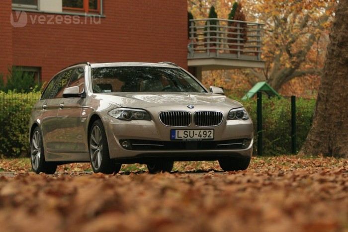 Már a sima 530d is bámulatos, pedig az összkerekes motorja még potensebb: 258 lóerő, 560 Nm