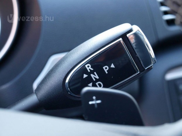 Jobb oldalon van a sebességváltó választókarja