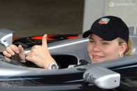 Sarah Fisher egy McLaren-Mercedest tesztelt 2002-ben Indianapolisban