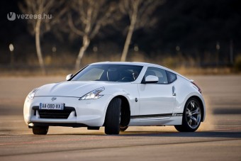 Legendára emlékezik a Nissan