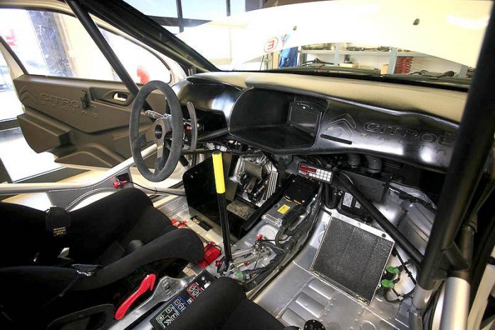 Citroën DS3 versenyautó Magyarországon 6 | Vezess Műszerfal eronómiája hasonló mint a C4 WRC-é