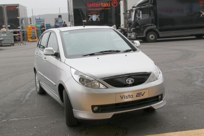 Amolyan mackósan bumfordi forma, öt-hét évvel ezelőtti koreai divat szerint. Viszont a műszaki tartalom meggyőző.