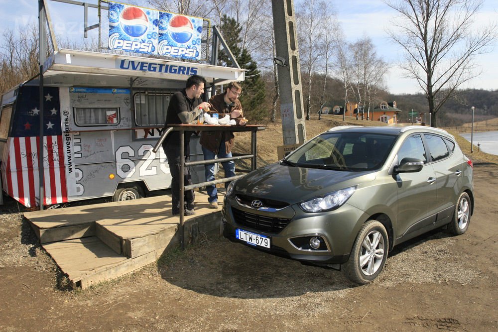 Ellátogattunk az Üvegtigris büfé lakókocsijához. Piliscsaba közelében van, a Tinnye és Úny felé vezető úton, Pest megyében