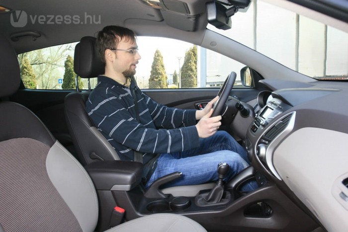 Félbőrnek írja az árlista az üléskárpitot. Ebben nem vagyunk biztosak, de az ülés kényelmes 