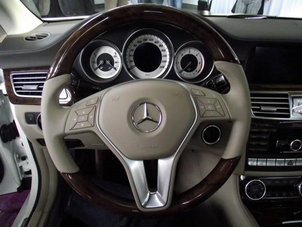 A fa, bőr, alumínium szentháromság jegyében készült a belső