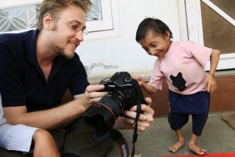 Gyerekülésbe parancsolták a legkisebb felnőttet