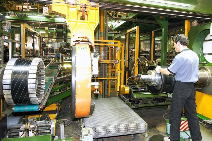 Fekete mágia a fogyasztáscsökkentésben 8 | Vezess A gumigyártásban bőven van még ember munka, itt épp a futófelületet tartó karkasz (bal oldal) összeillesztése történik a vállakkal