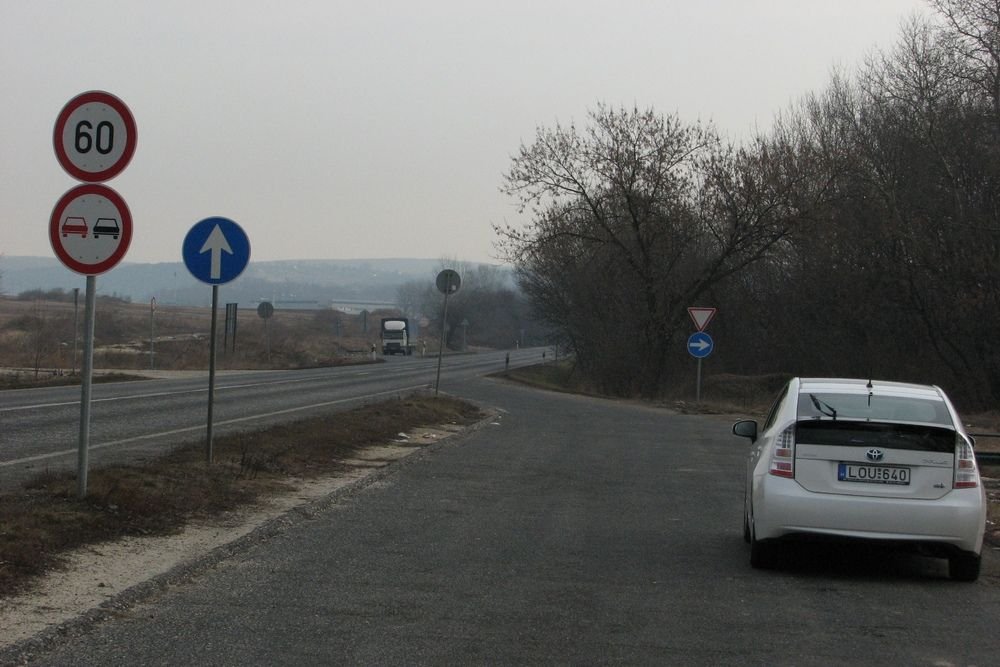 A kék tábla új volt nekem. Eddig nem vettem észre, hogy be sem lehet hajtani a lassító táblával védett útra