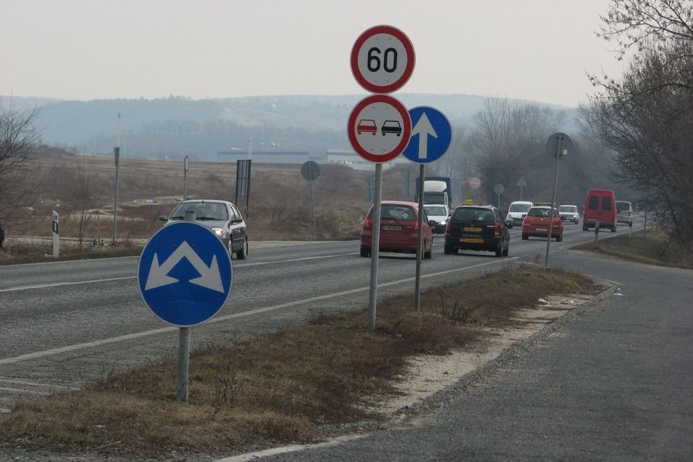 A kék tábla új volt nekem. Eddig nem vettem észre, hogy be sem lehet hajtani a lassító táblával védett útra