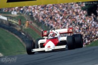 Letisztult, szép kevlárburkot kapott az 1984-es McLaren-Porsche (Lauda)