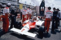 Felrakják a kevlár motorburkolatot Watson McLarenjére (1982)