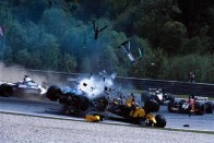 Tragikus lehetett volna Heidfeld és Szato ütközése, ha nem védi őket szénszálas kasztni (Ausztria, 2002)