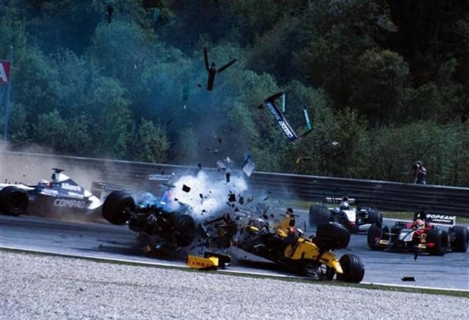 Tragikus lehetett volna Heidfeld és Szato ütközése, ha nem védi őket szénszálas kasztni (Ausztria, 2002) 