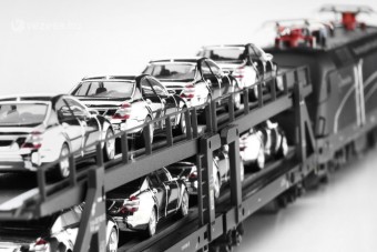 Vonatra száll a magyar Merci