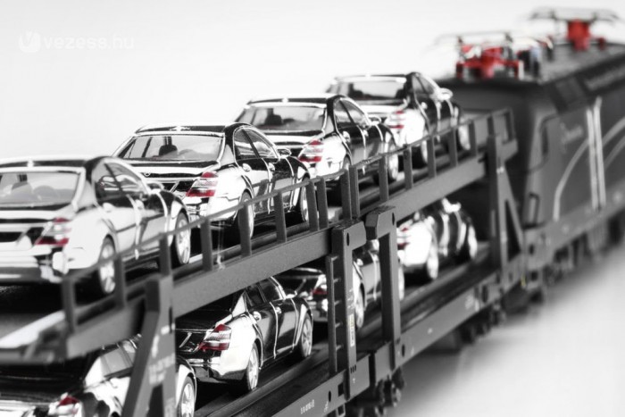 Vonatra száll a magyar Merci