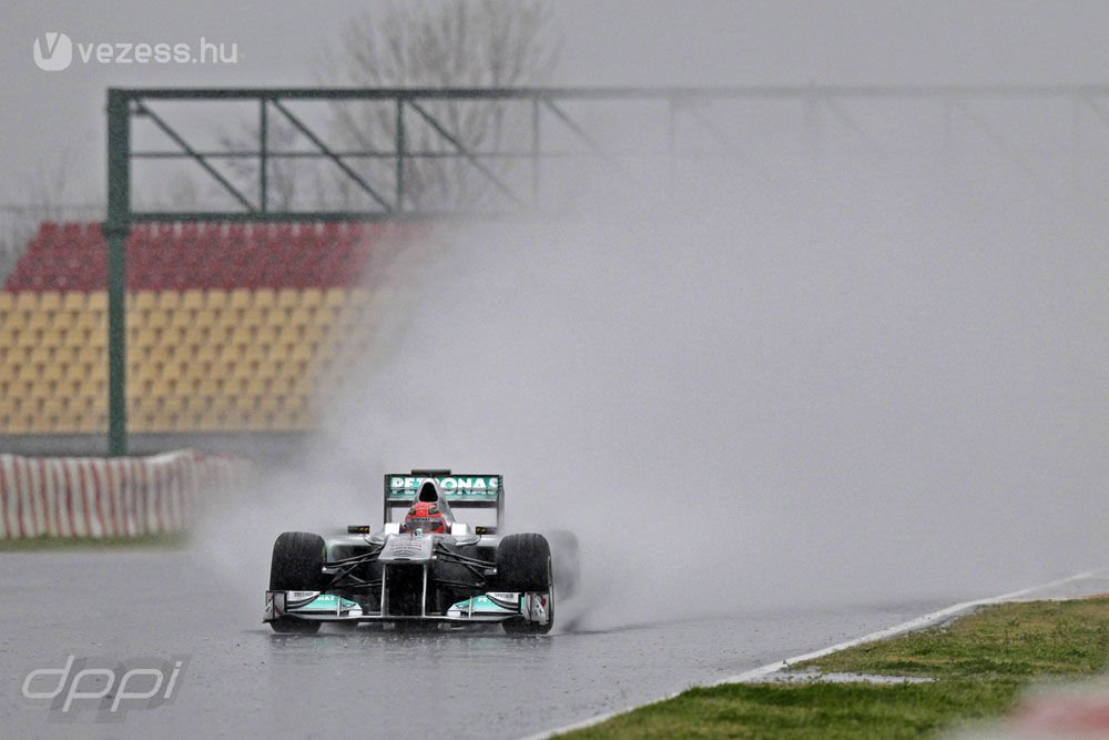 F1: A Mercedes az élen az esőben 1