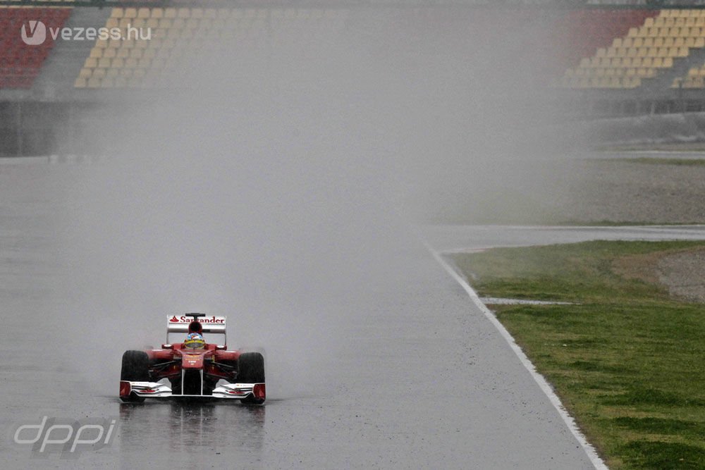 F1: A Mercedes az élen az esőben 4