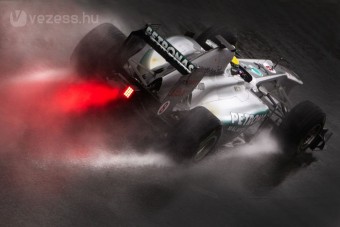 F1: A Mercedes az élen az esőben