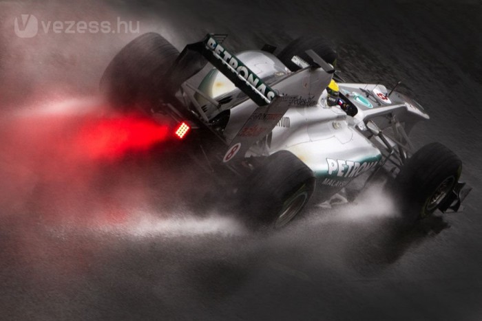 F1: A Mercedes az élen az esőben 6
