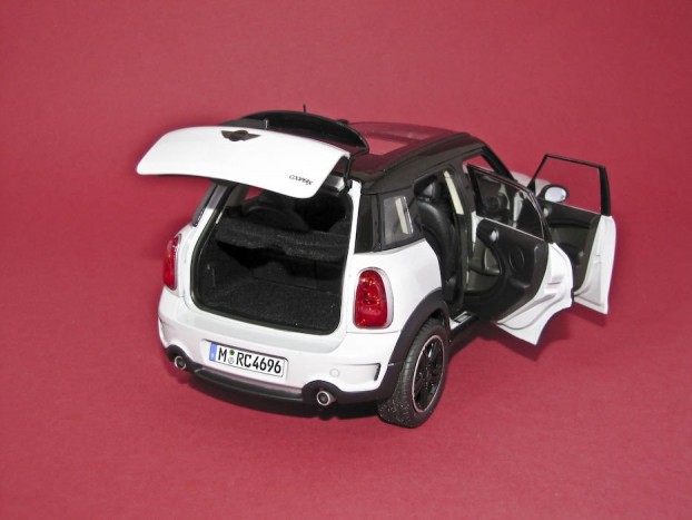 Városi földútjáró 7 | Vezess Kis karok nyitják a csomagtérajtót, belül szépen plüssözött, de az ajtókárpitok gyengén sikerültek