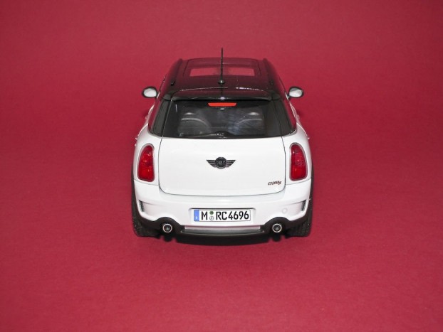 Városi földútjáró 8 | Vezess Szép a tányérnyi méretű fotomaratott embléma. A két kipufogóvég sportossá teszi