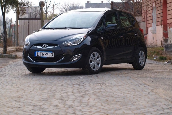 A Hyundai kis egyterűje még alapfelszereltséggel is kellemes társ. Dízelmotor sem kell bele, hiszen az 1,4-es benzinessel is elfogadhatóan megy.