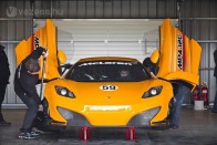 Kifutott a McLaren új versenyautója 15