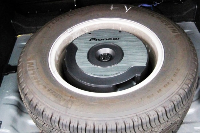 Egy teljes méretű pótkerék szint óvja a mélynyomót