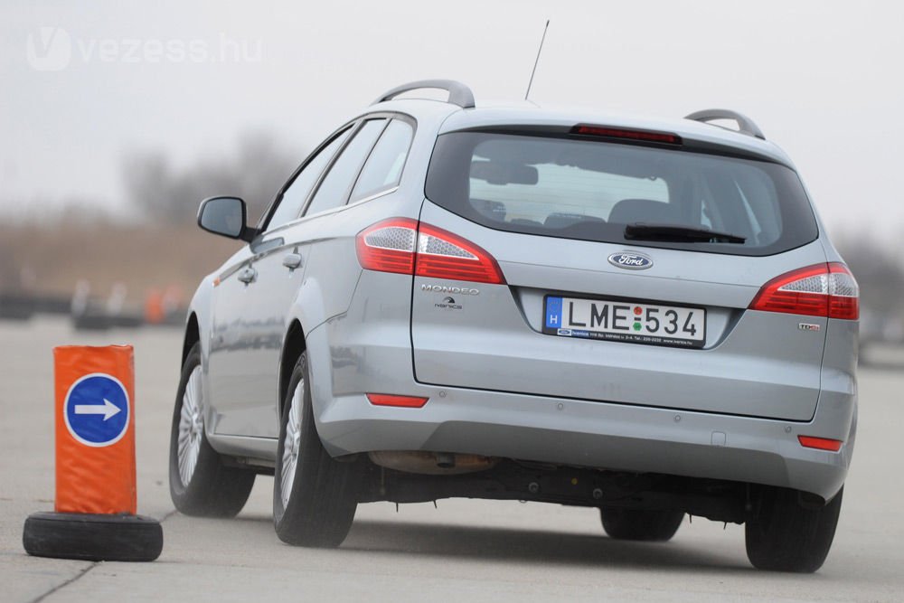 Agilitása elmarad az Insignia, a Passat és a főleg a Laguna 4Control mögött