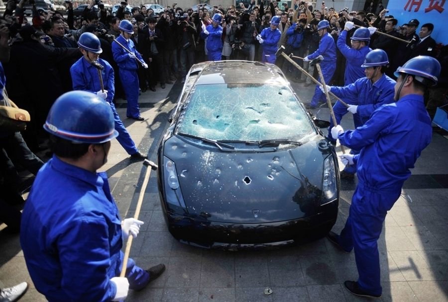 Egy sértett kínai Lamborghini tulajdonos úgy hívta fel magára a figyelmet, hogy súlyos kalapácsokkal felszerelkezett csapatával szétverték a méregdrága olasz vasat.