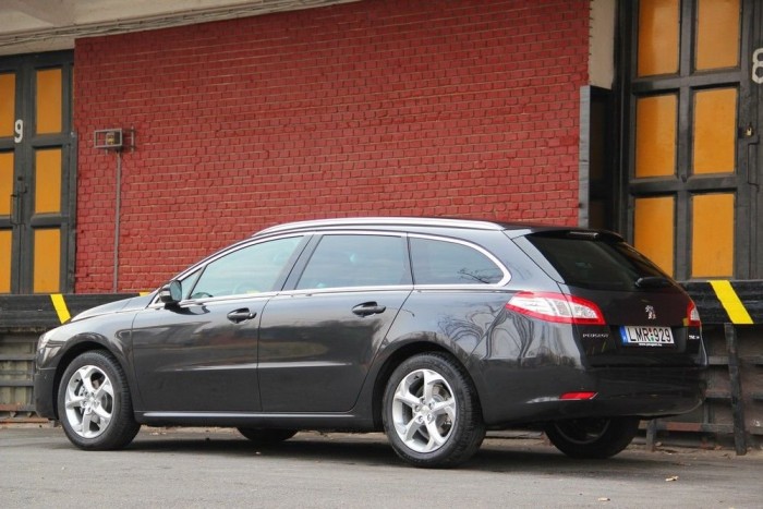 Hátulról: mintha a 407 SW sosem létezett volna. Az 508 kombi a 406-os kombi egyenes folytatása