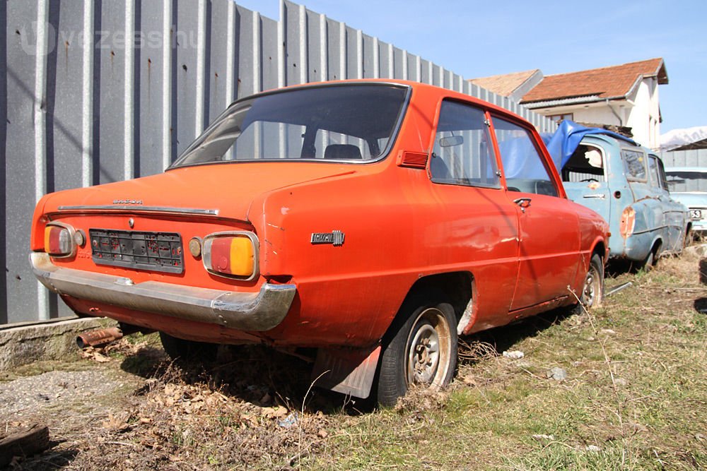 A háttérben egy kombi Wartburg rozsdásodik