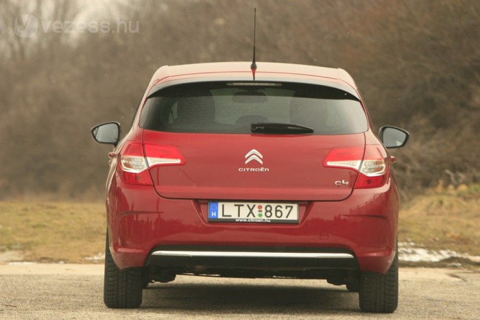 Nem tabu az olcsó üzemanyag 9 | Vezess Tágas a csomagtér, pótkerékkel 380, pótkerék nélkül 408 literes