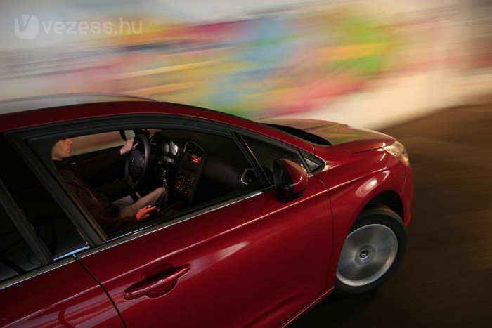 Nem tabu az olcsó üzemanyag 10 | Vezess Kellemes vezetni a C4-et a kicsit nagy kormánnyal, futóműhangolása korrekt