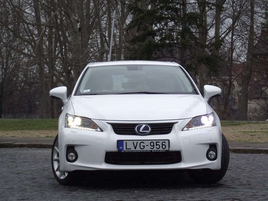 Tipikus Lexus, az új CT200h