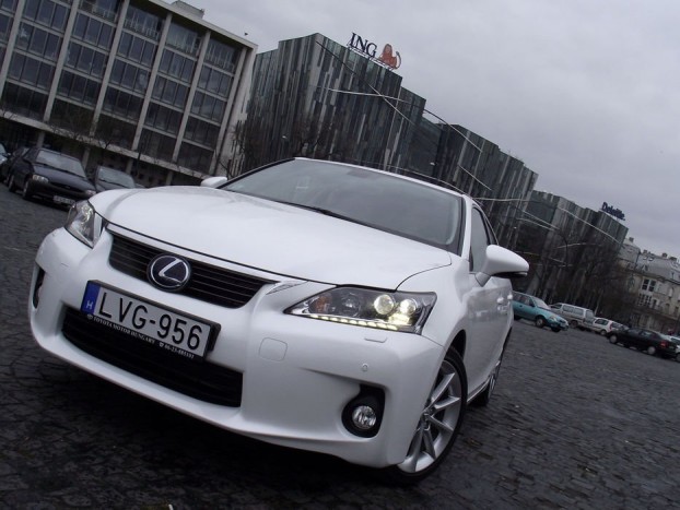 Friss forma, de nem emelkedik ki a tömegből