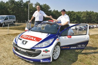 Itt a hétszeres ralibajnok új Peugeot-ja