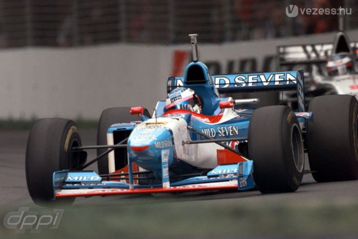Jean Alesi vezetett Melbourne-ben 1997-ben, de elfelejtett tankolni...