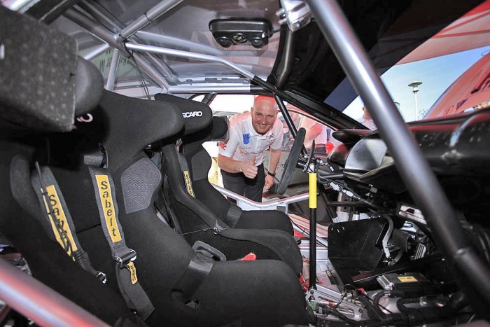 Elektronikus vezérlésű a hatfokozatú szekvenciális váltó. Krózsérék idén a bajnoki címre hajtanak