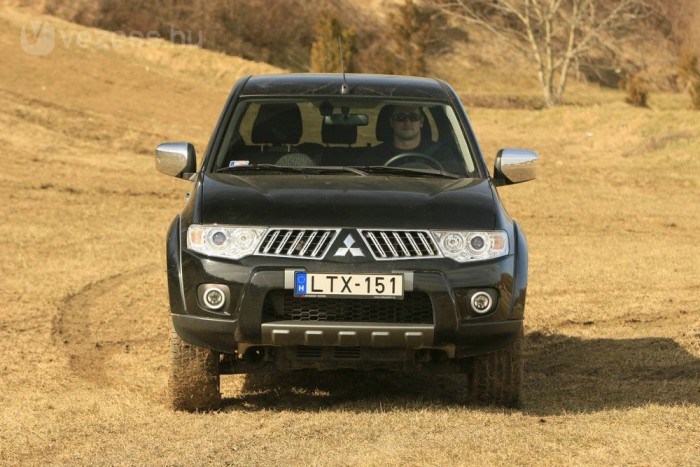 Mitsubishi L200: a méret számít? 105 A 2006-as modellváltás óta nem igazán mondható morcos megjelenésűnek